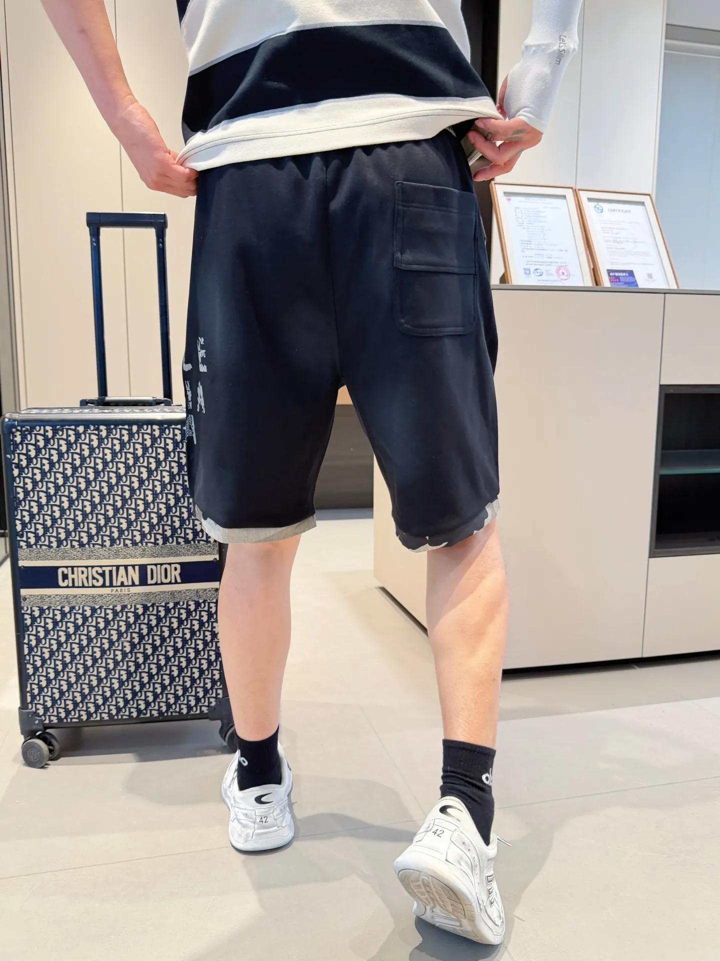 Balenciaga's three-standard complete 2026 summer New Arrival men's casual shorts, advanced custom-made Breathable fabric, Breathable fabric, extremely stretchy and comfortable, impeccable details, top-grade accessories, original logo design concept, delicate and soft feel! The upper body fit is awesome! Size: M-XXXL Please state your height and weight when ordering